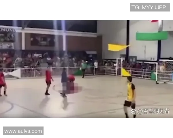 足球比赛意外频发一名球员因摔倒导致腿部骨折引发关注